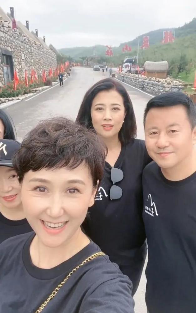 人唯亲,大多数都是自己的徒弟和员工,少数没有本山传媒元素的如王红梅