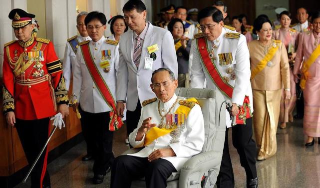 泰国前任国王的传奇人生哥哥神秘死亡后登基曾是最富有的国王