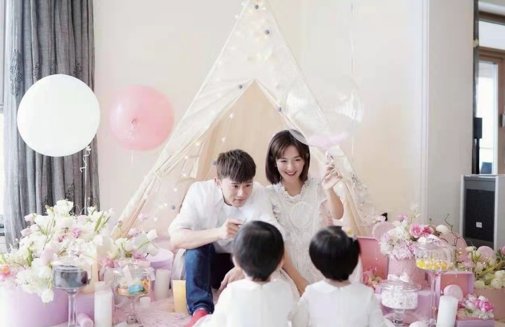 谢娜晒女儿们亲手制作的生日贺卡给张杰庆生,小家伙各有各的想法,超用