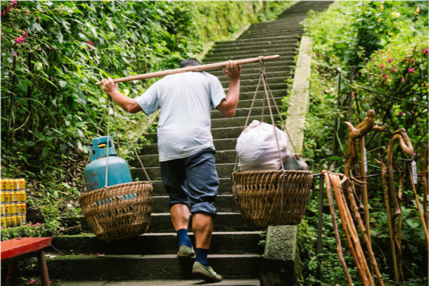 峨眉山山民,一切生活物资都得靠人力挑上去