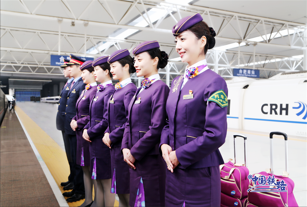 开通倒计时高铁乘务组整装待发