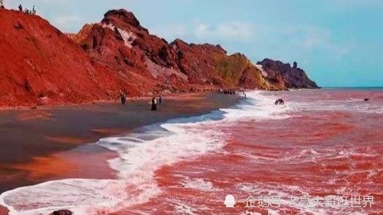 美丽的红海海滩红海位于非洲东北部与阿拉伯半岛之间,形状狭长,从西北