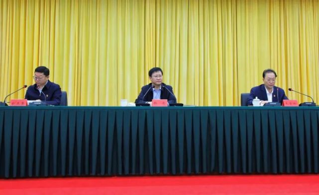 师市党委副书记,八师师长,石河子市市长刘亚康主持会议.