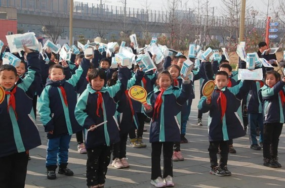 洋县城西小学开展关爱留守儿童送温暖活动