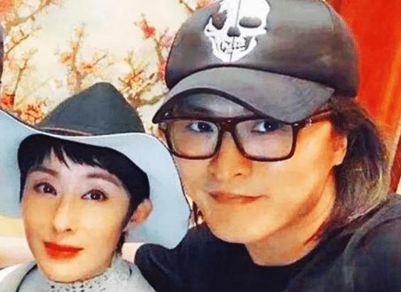 53岁张敏被曝已结婚,小10岁老公到底是什么来头?