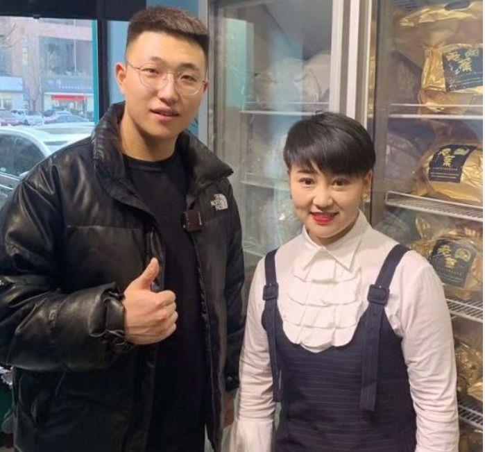 杨树林老婆胖丫出狱后开水果店王小蒙现身宣传腰围变粗不少