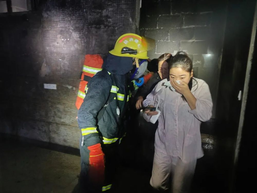 人员被困东光村一民房发生火灾接到市民报警平潭消防救援支队指挥中心