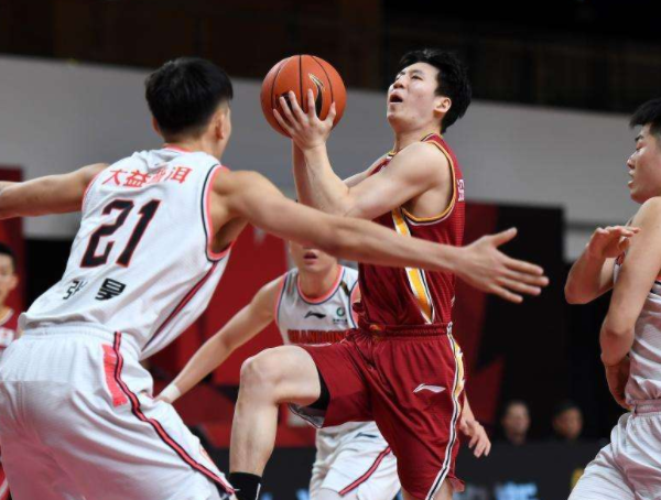 陈彭宇迪 CBA三消息：山西五人留在太原，湖人有意签周琦，琼斯质疑吉林队