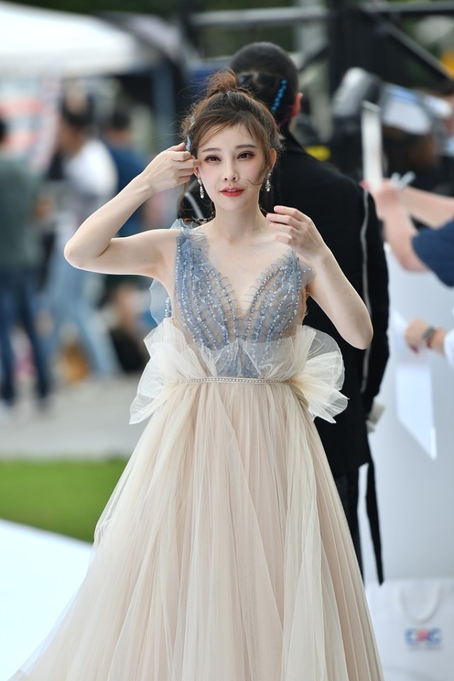 冯提莫虽然个子不高但身材还挺好的一袭轻纱礼服灵动又清纯