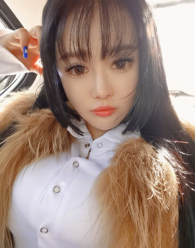 邹市明夫妇盛装参加活动老婆穿金色短裙显壮实喝香槟与异性热聊