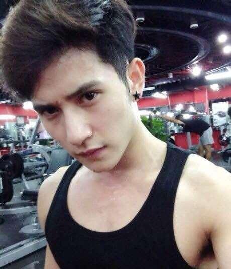 伟大的时间管理大师罗志祥,也是标准的浓眉大眼挂,不过据说他的双眼皮