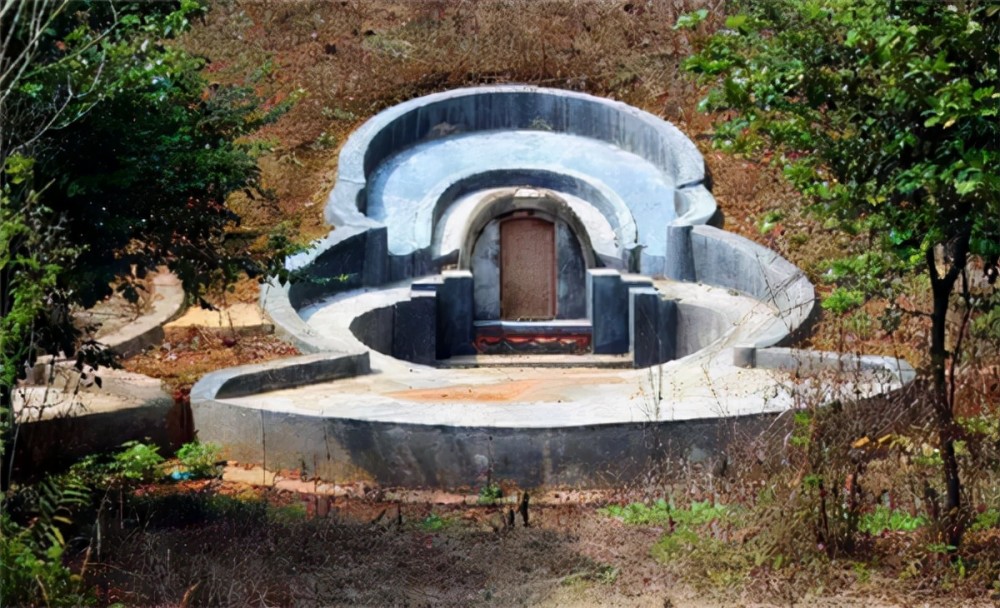 坟边长竹须迁坟坟前两物成富人两物是什么