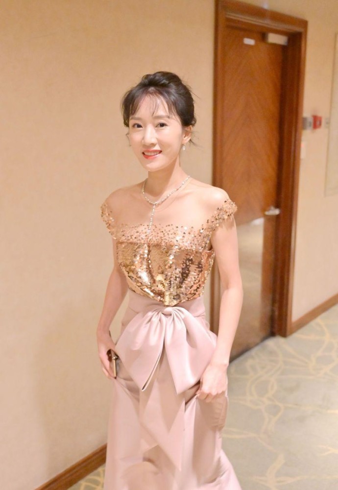 李念自带阔太气质,穿白色连衣裙配红唇,纤细身材美得太高调_腾讯新闻