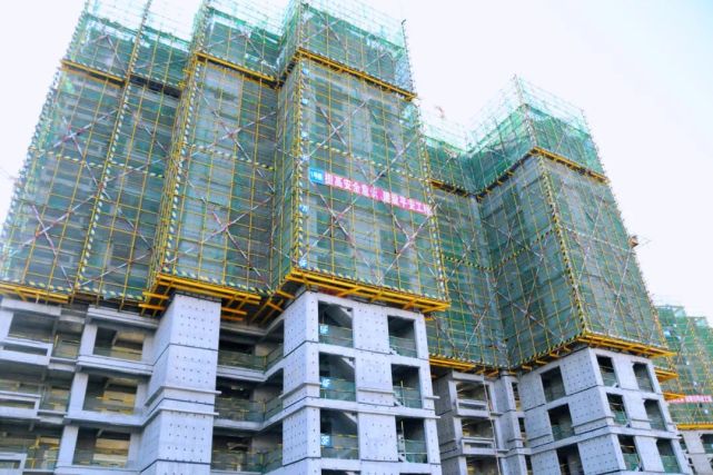 封顶大吉美好可期丨宇信荣域学府6楼喜封金顶理想生活更近一步