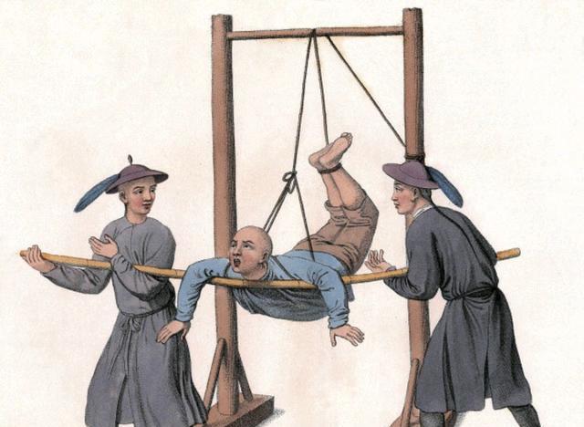 这种刑罚被称为族刑,就是指一个人犯下滔天大罪,他的全家甚至整个与他