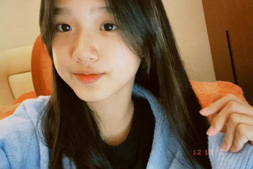 照片中的她素颜出镜,小鹿般灵动的双眼盯着镜头,可爱之余带着一丝无辜