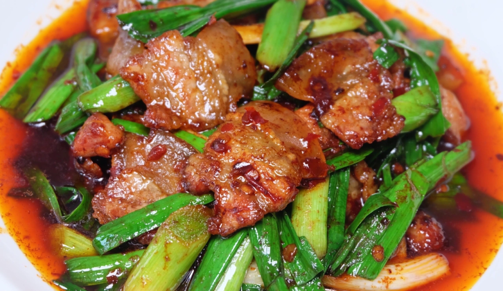 生爆五花肉食材:五花肉,蒜苗,豆豉,郫县豆瓣,食用油,糖,生抽.做法:1.