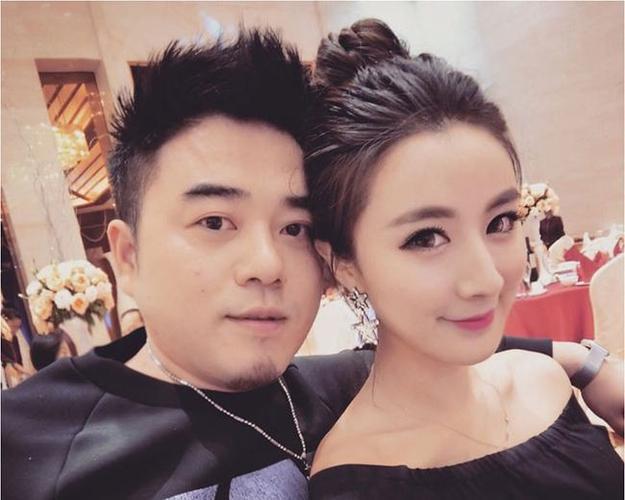 薇娅真的是个非常神奇的女人,跟老公开淘宝小店,回回都赶上淘宝发展的