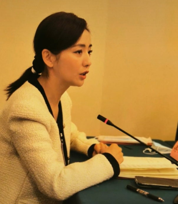 佟丽娅当官了职务仅次于演员林永健大会上发言有领导气场