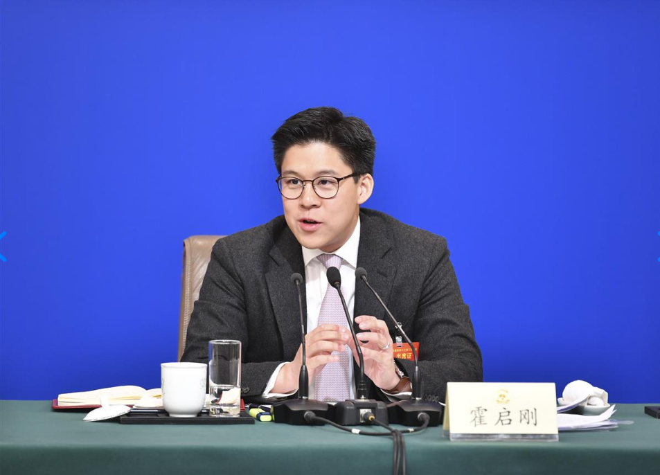 霍启刚当选香港立法会议员郭晶晶送上了一束很特别的花