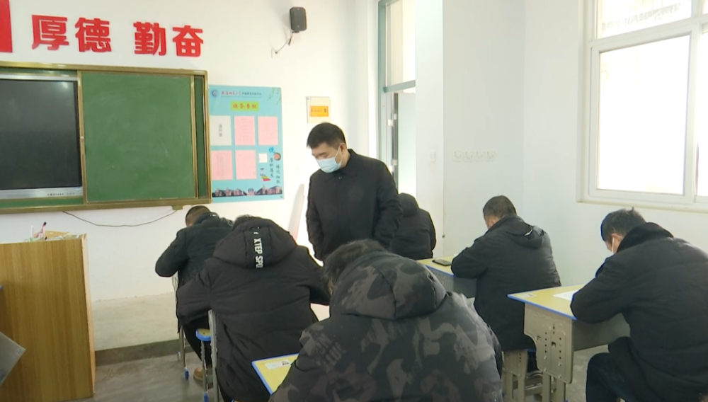 在安徽师范大学附属萧县凤翔学校举行,副县长吴群前往考点现场巡考