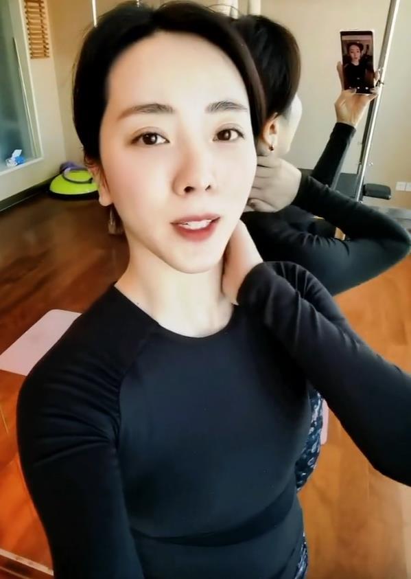 央视李思思晒健身视频踩绳子空中展示一字马穿紧身衣腰腹纤瘦