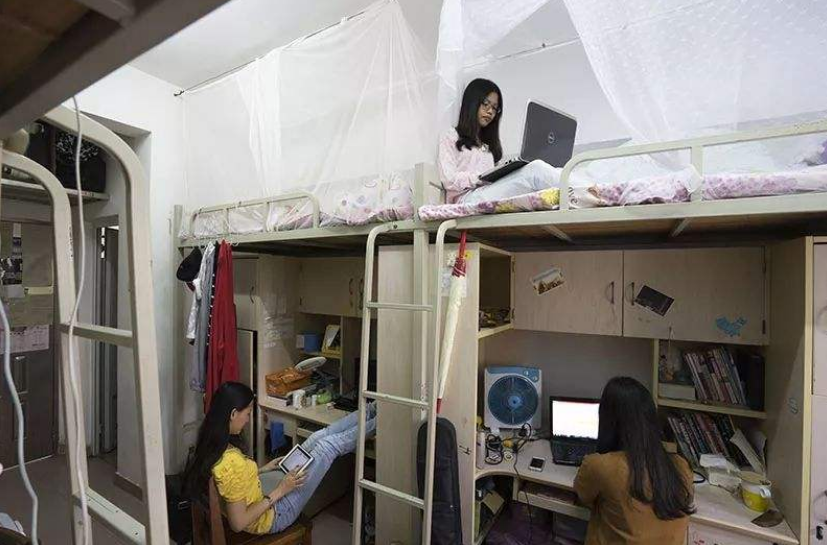 江西一女生宿舍上演宫心计眼镜被舍友锁住让人哭笑不得