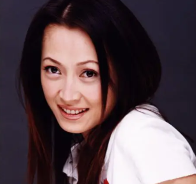 甘十九妹女主杨潞近况移居国外生活滋润16岁儿子身材挺拔