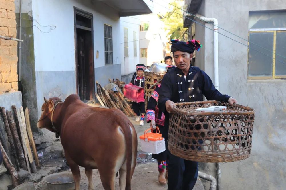 居住在红河县架车乡的哈尼腊咪人,把农历十月属龙日定为一年中新旧