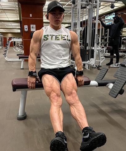 12岁少年坚持健身5年变身肌肉狂魔惹追捧发育专家负面案例