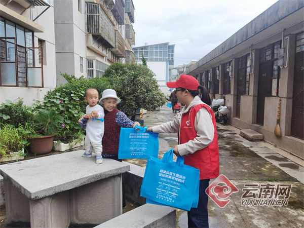 【鑄牢中華民族共同體意識看鶴慶】公益廣告樹新風 滿城盡帶