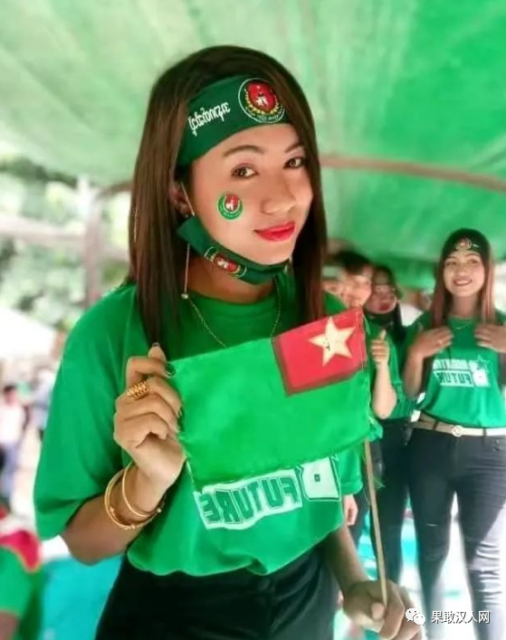 缅甸一名女青年坚定支持巩发党另一名女青年脱离警队去革命