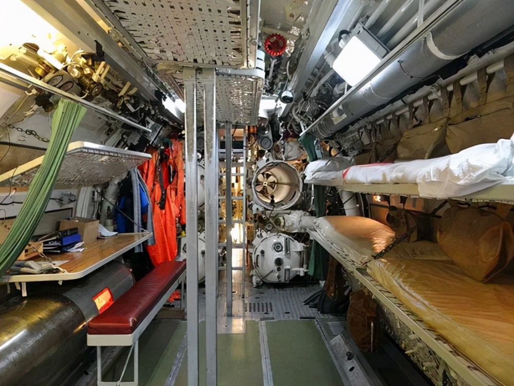 潜艇的内部空间非常狭窄一般而言,潜艇因为内部空间有限,还装载了