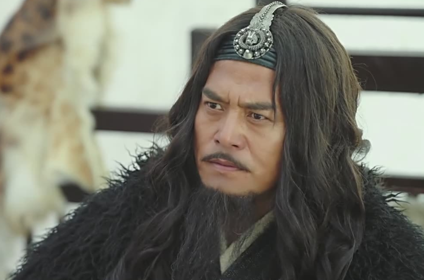 (欧阳锋剧照)先看原著第三回,欧阳锋在传他蛤蟆功之后,他就开始没日没