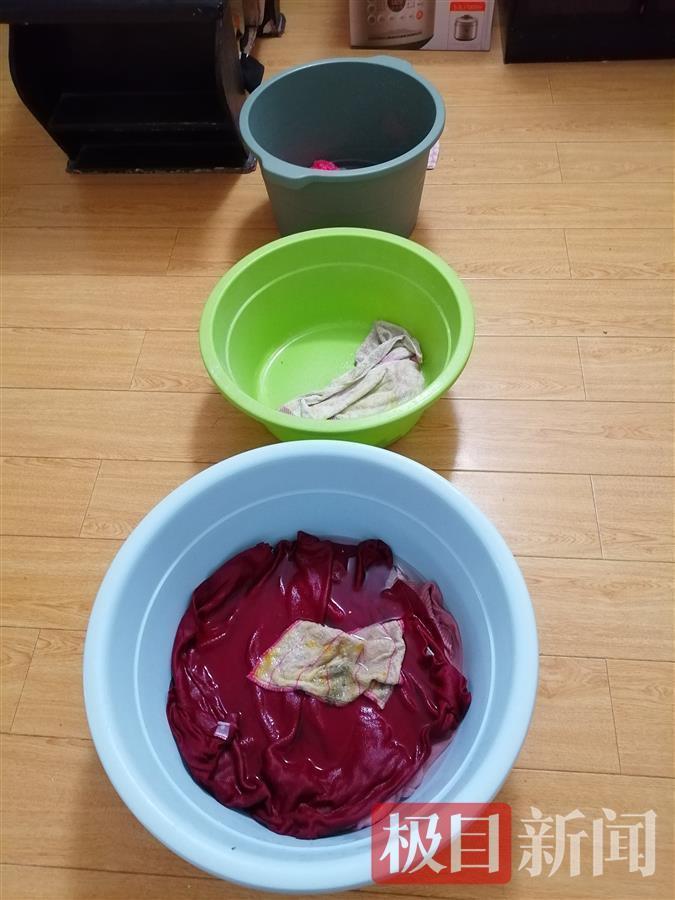 帮到底居民家中漏水垫衣物避免滴水声社区协调拆违后即可处理此问题