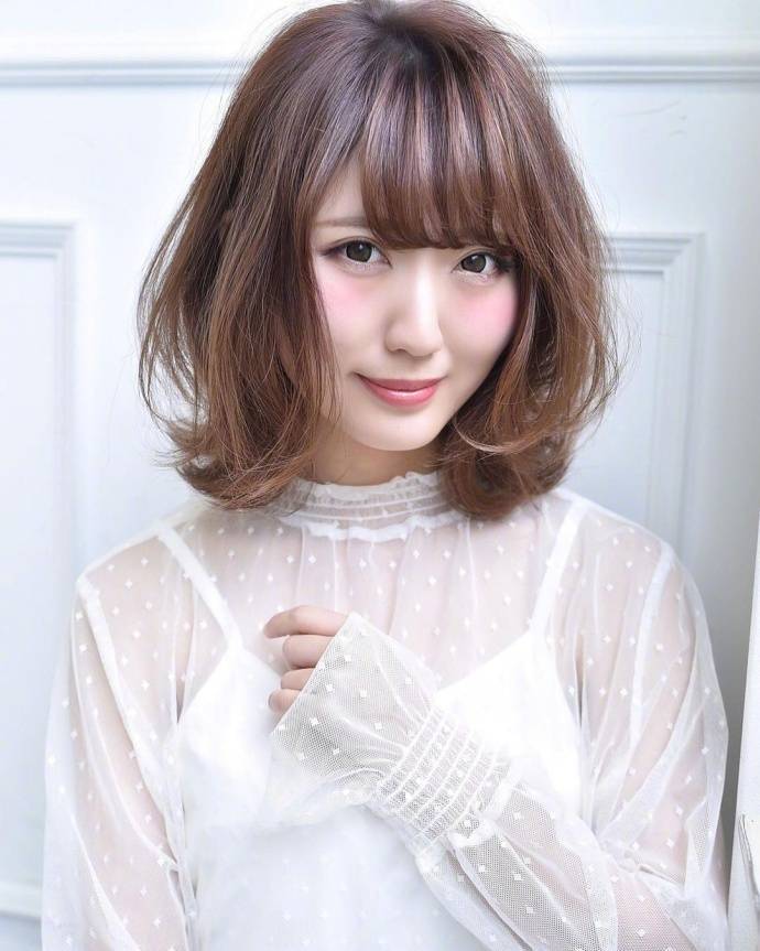 圆脸的女生怎么烫发显脸小?试试这六款卷发,时髦洋气又有品位插图5