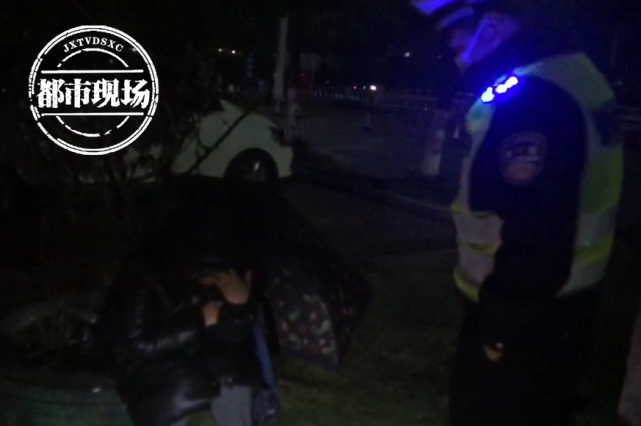 夫妻开车闹别扭，女子高速服务区坐地痛哭！民警：女人要哄的_腾讯新闻