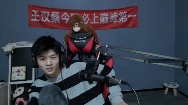 边路之猴桑杰露脸,50岁声音18岁的脸,直言:哥的帅气你无法抵御