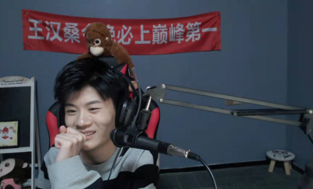 边路之猴桑杰露脸50岁声音18岁的脸直言哥的帅气你无法抵御