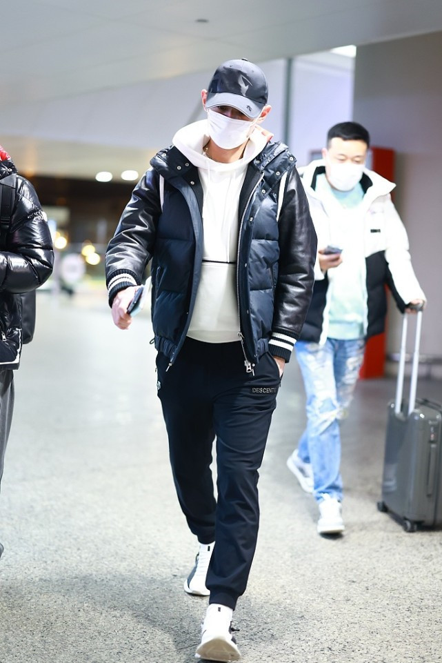 好久不见张继科一身运动风穿搭走机场男孩子这样穿真帅