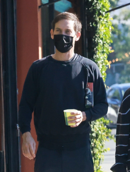 初代蜘蛛侠,"恶霸"托比·马奎尔现身街头,网友:太帅了!