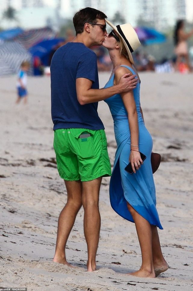 40岁伊万卡海滩甜吻丈夫,裙摆打湿似美人鱼,身姿挺拔赘肉却也明显