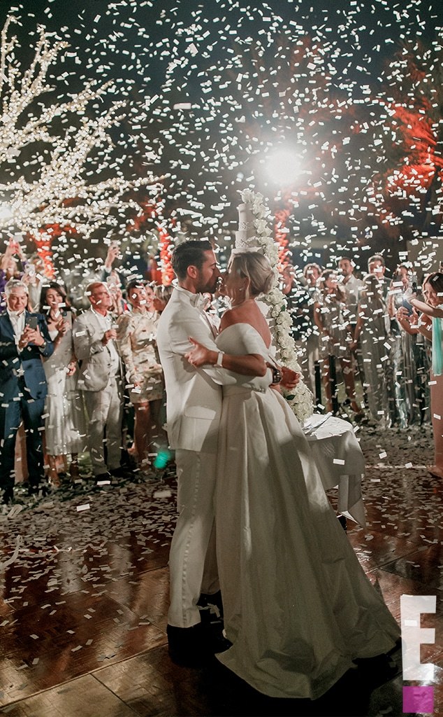 卡罗琳在迪拜的婚礼上,换了三套由知名设计师量身打造的婚纱,她自称