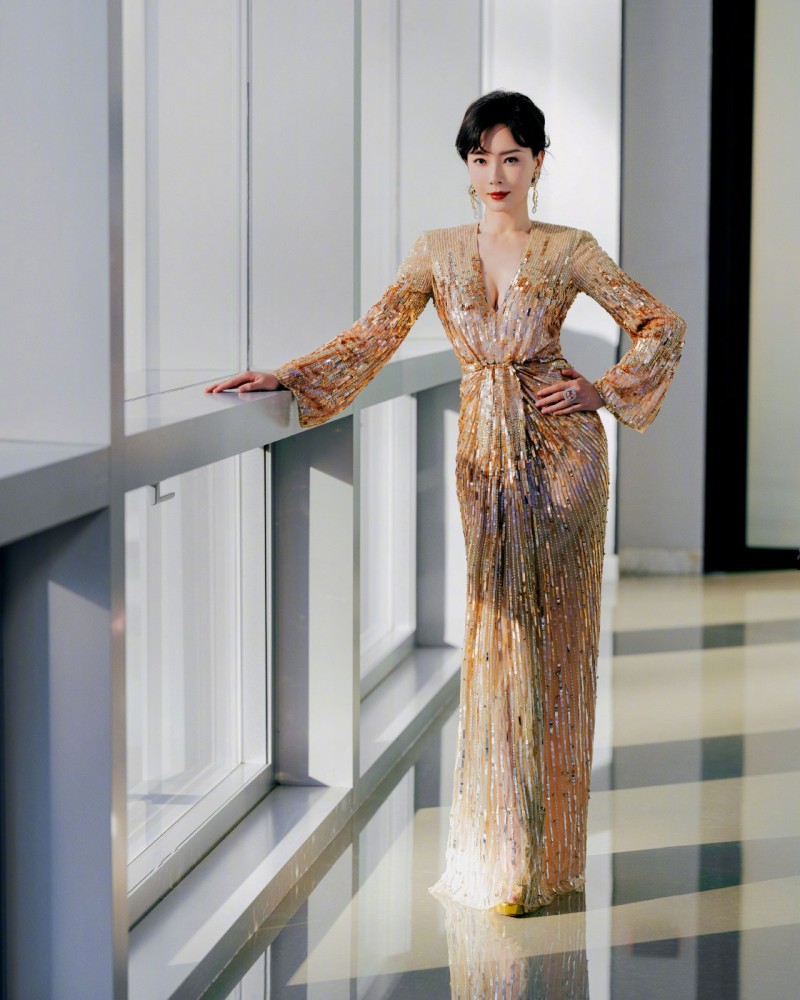 陈数成时尚大赏耀眼之星穿金色礼服走红毯自带温暖充满氛围感