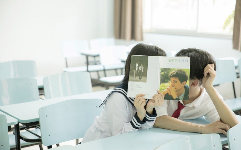 大学谈恋爱算早恋么