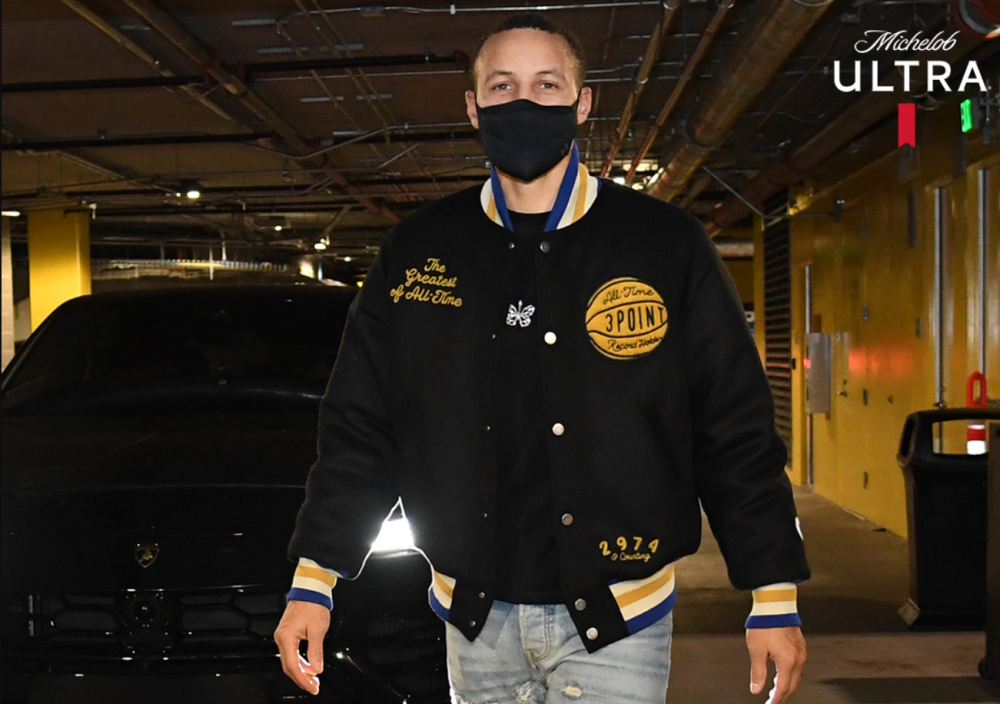 勇士官推晒库里入场照萌神定制外套抢镜历史三分王