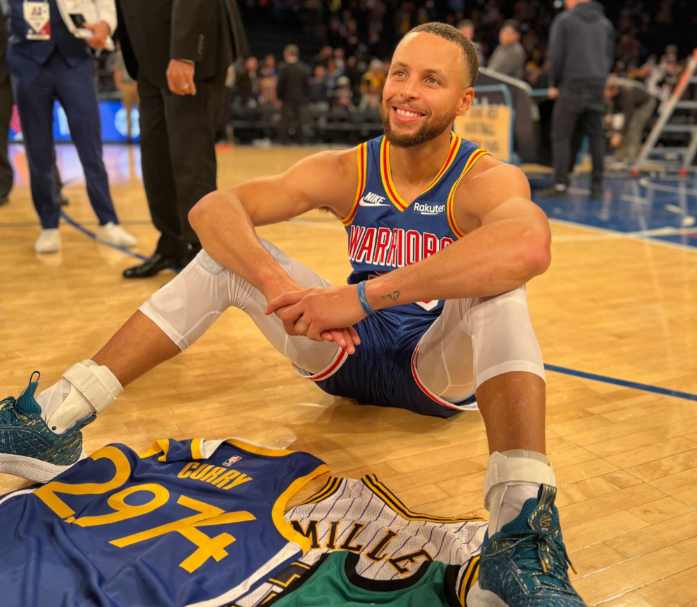 勇士官推晒库里入场照萌神定制外套抢镜历史三分王