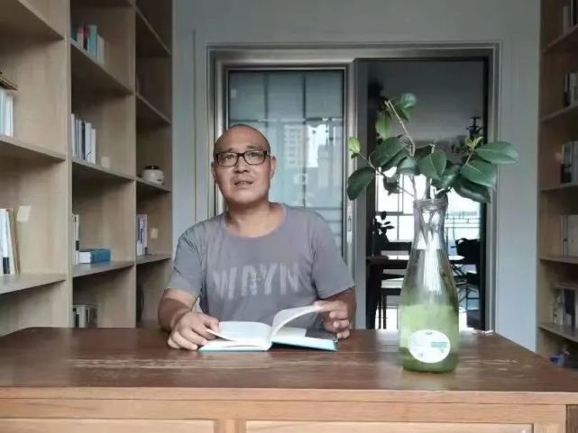 梁卫星老师是一个诚实而失落的人,在仙桃的咖啡馆或者茶楼,在香烟一根