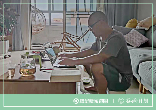 梁卫星老师是一个诚实而失落的人,在仙桃的咖啡馆或者茶楼,在香烟一根