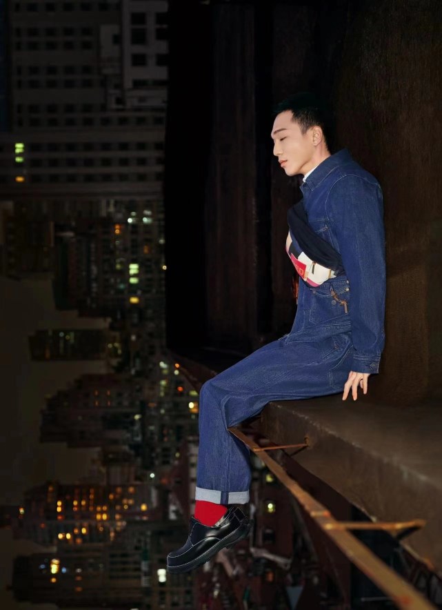 先锋音乐人蔡维泽时尚大片出炉 撞色牛仔装玩转型酷个性